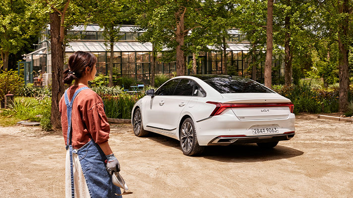Rear view of Kia K8 and Lee Boram