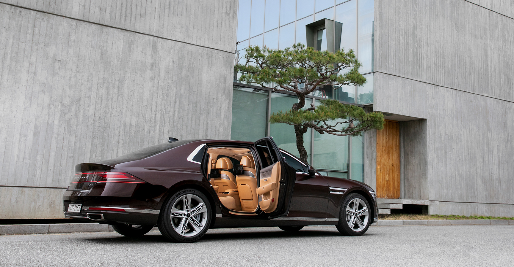 G90 stopped in front of a building with the rear door open