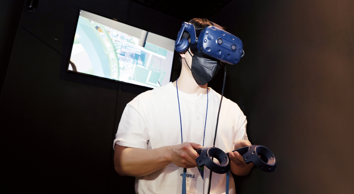 VR 기기를 착용한 남자의 모습