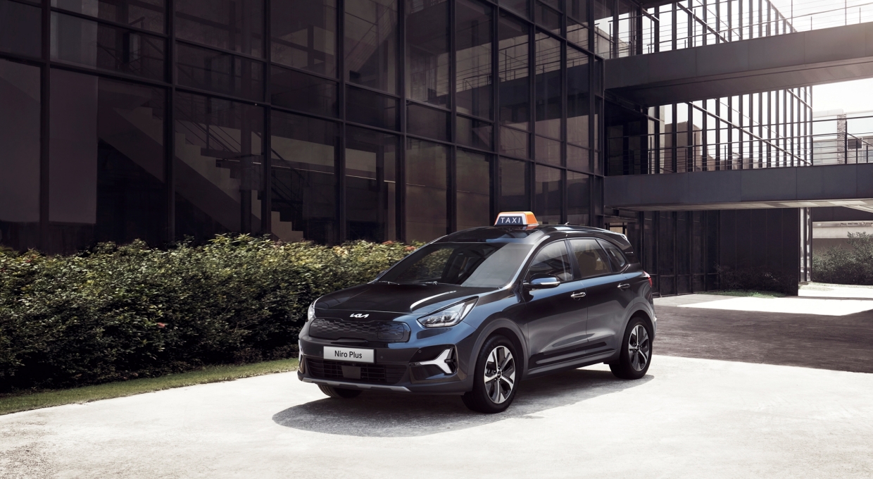 건물 앞에 주차 중인 기아 니로 플러스 전측면부