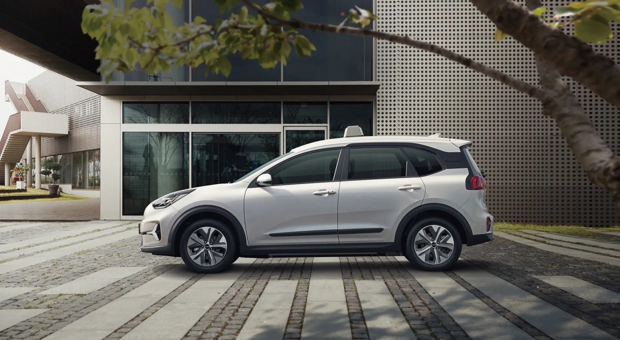 건물 앞에 정차 중인 니로 플러스 측면부