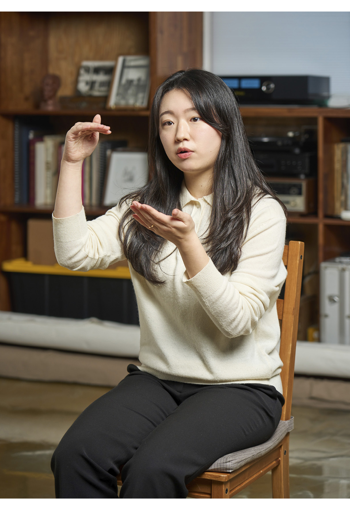 7세대 그랜저의 헤드램프 기술에 대해 설명 중인 공미선 연구원