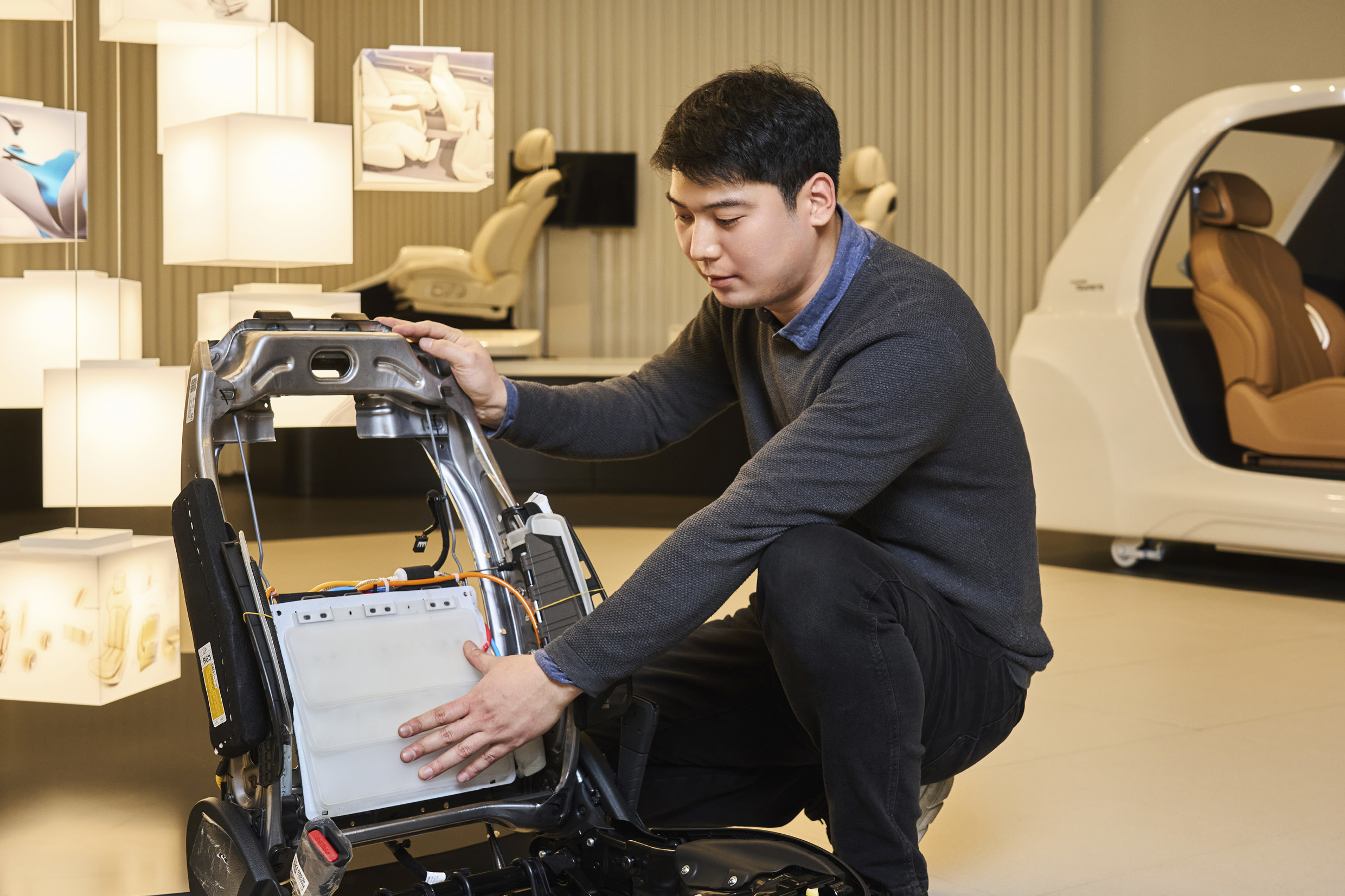 Researcher Seongyoon Yeo explains the principle of the ergo motion seat