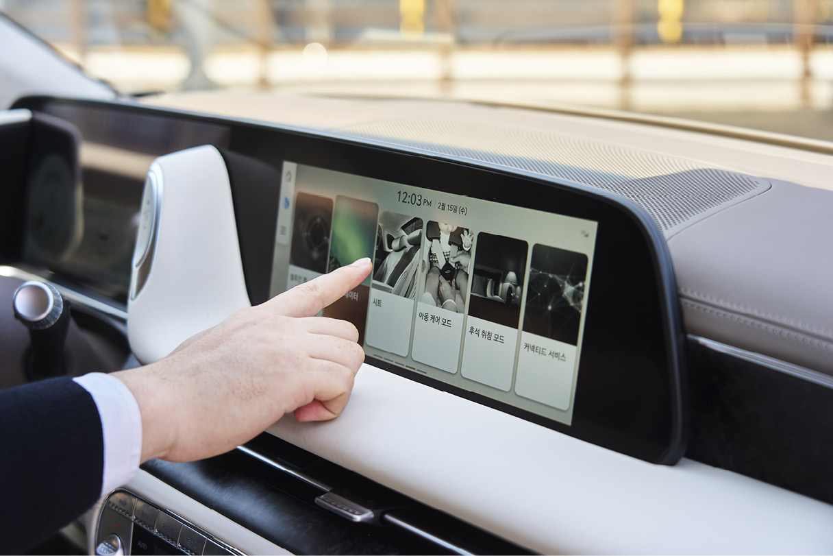 Pressing the AVN monitor to activate the function of the ergo motion seat