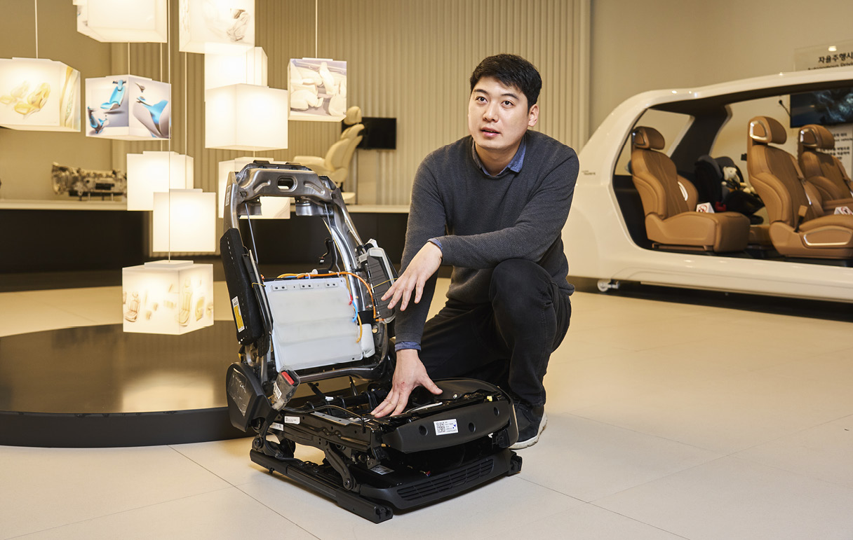 A researcher explaining the Ergo motion seat