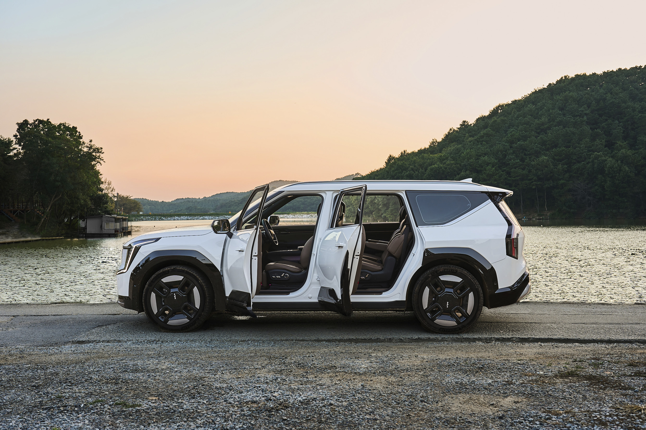 The door of an EV9 is opening