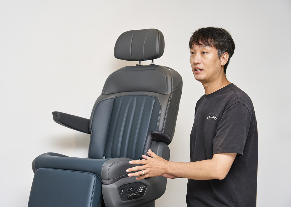 Senior researcher Jin-sik Kim is explaining the seat technology.