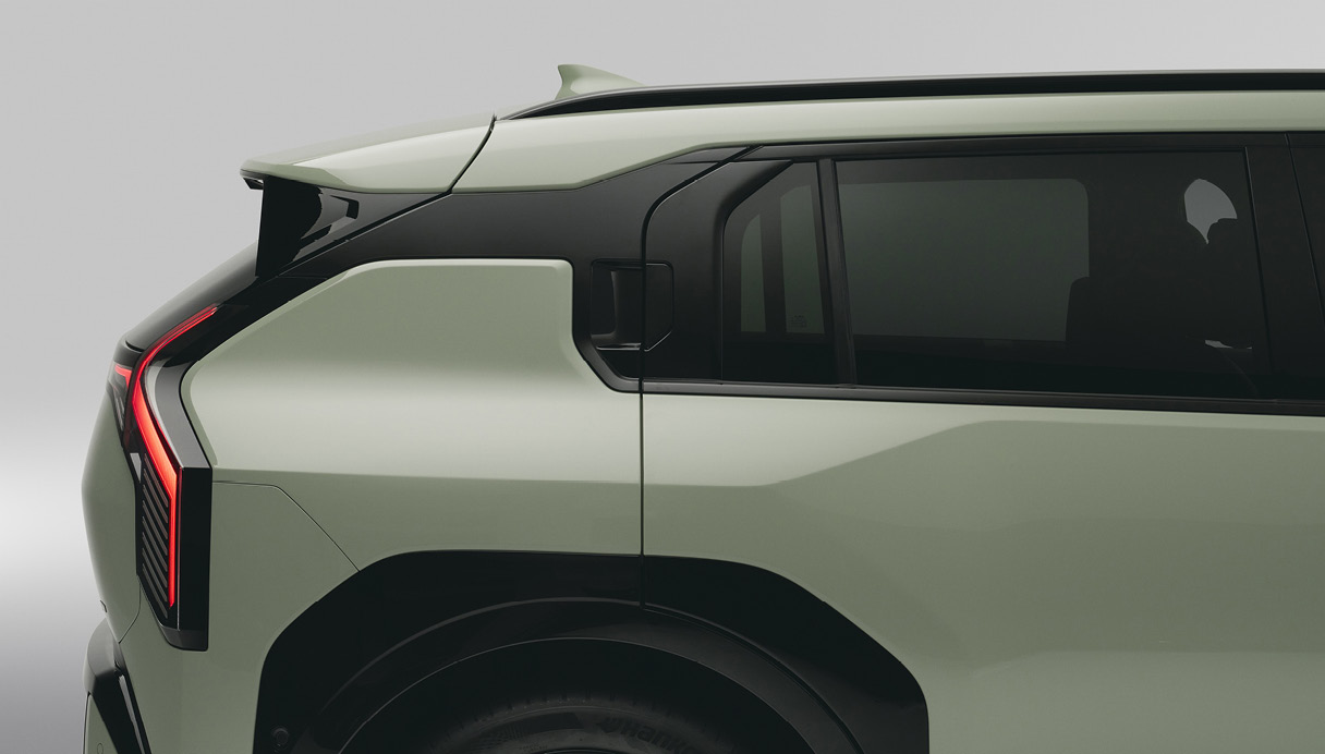 Appearance of garnish integrated door handle applied to back door of Kia EV3