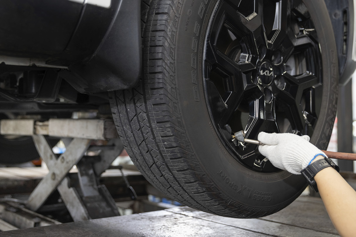 checking the air pressure of the tire