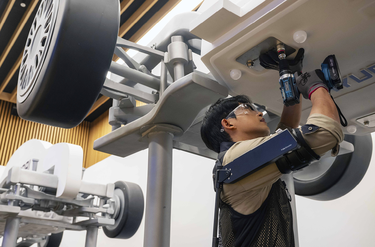 X-ble Shoulder, a wearable robot developed for the health of workers who work looking up