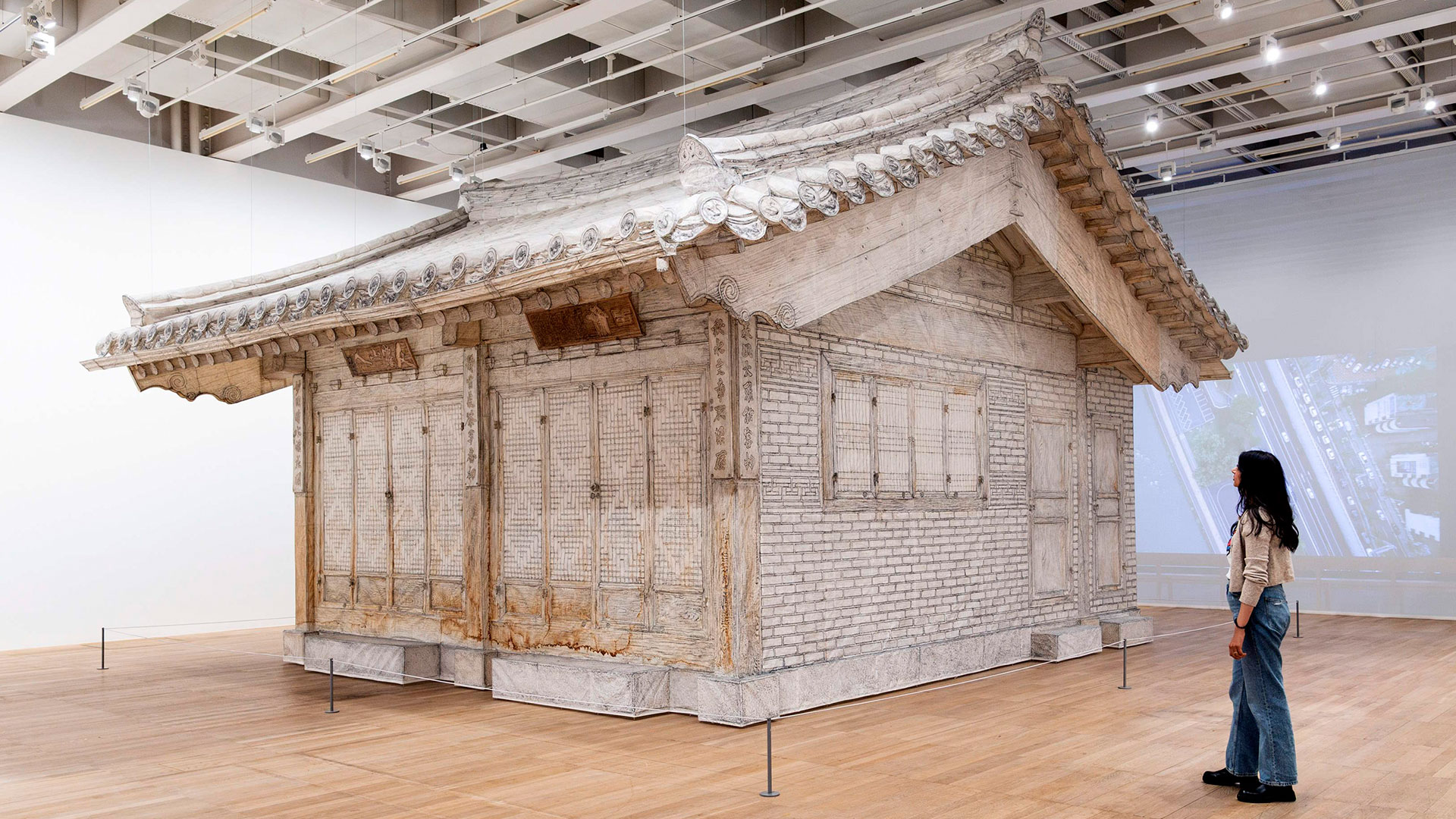 《더 제네시스 익스비션: 서도호: Walk the House》 테이트 모던 전시 전경. Courtesy of the artist, Lehmann Maupin, New York, Seoul and London and Victoria Miro. ©Do Ho Suh. Photo © Tate (Jai Monaghan)