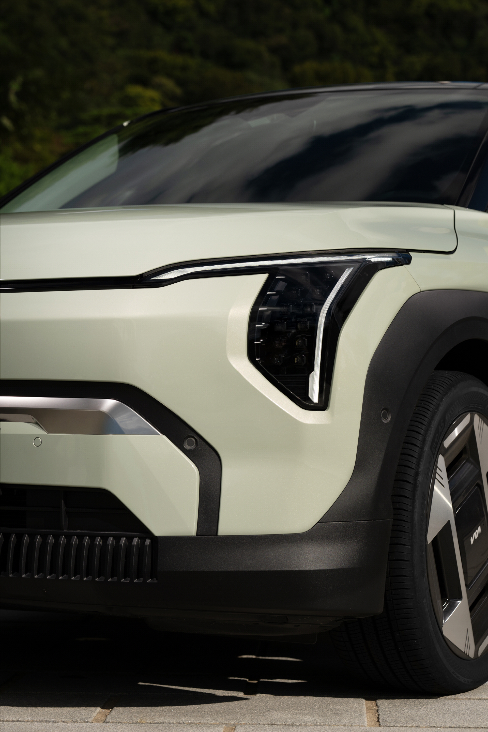 Bathed in daylight, the Kia EV3 moves gracefully in tune with its surroundings.