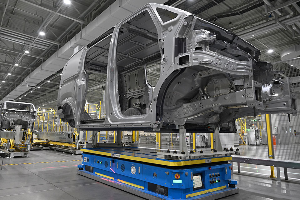 무인운반차량(AGV)이 PV5 차체를 운반하는 모습