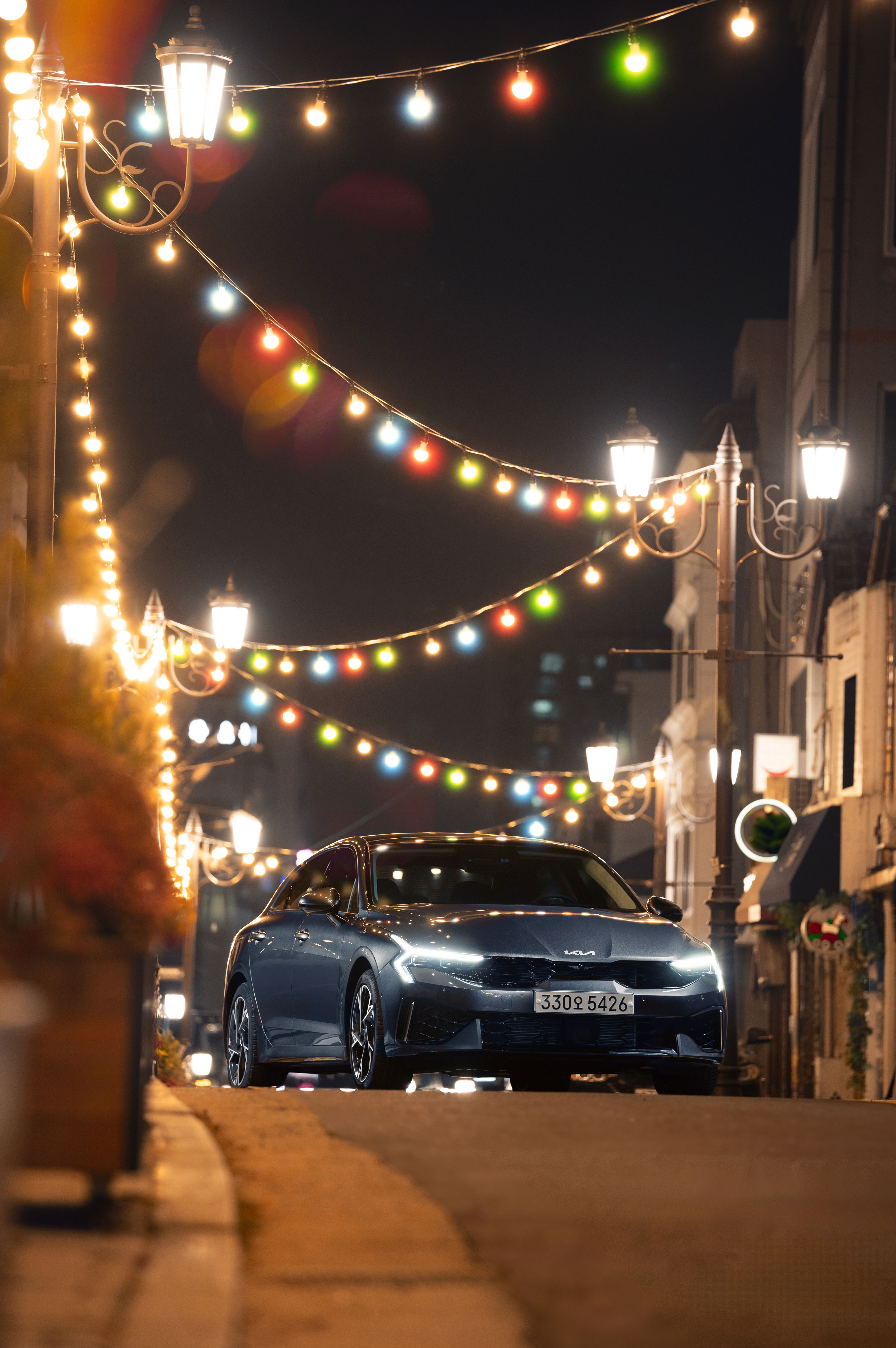 Bask in holiday spirit and let the festivities begin. Merry Christmas with Kia K5 (1)