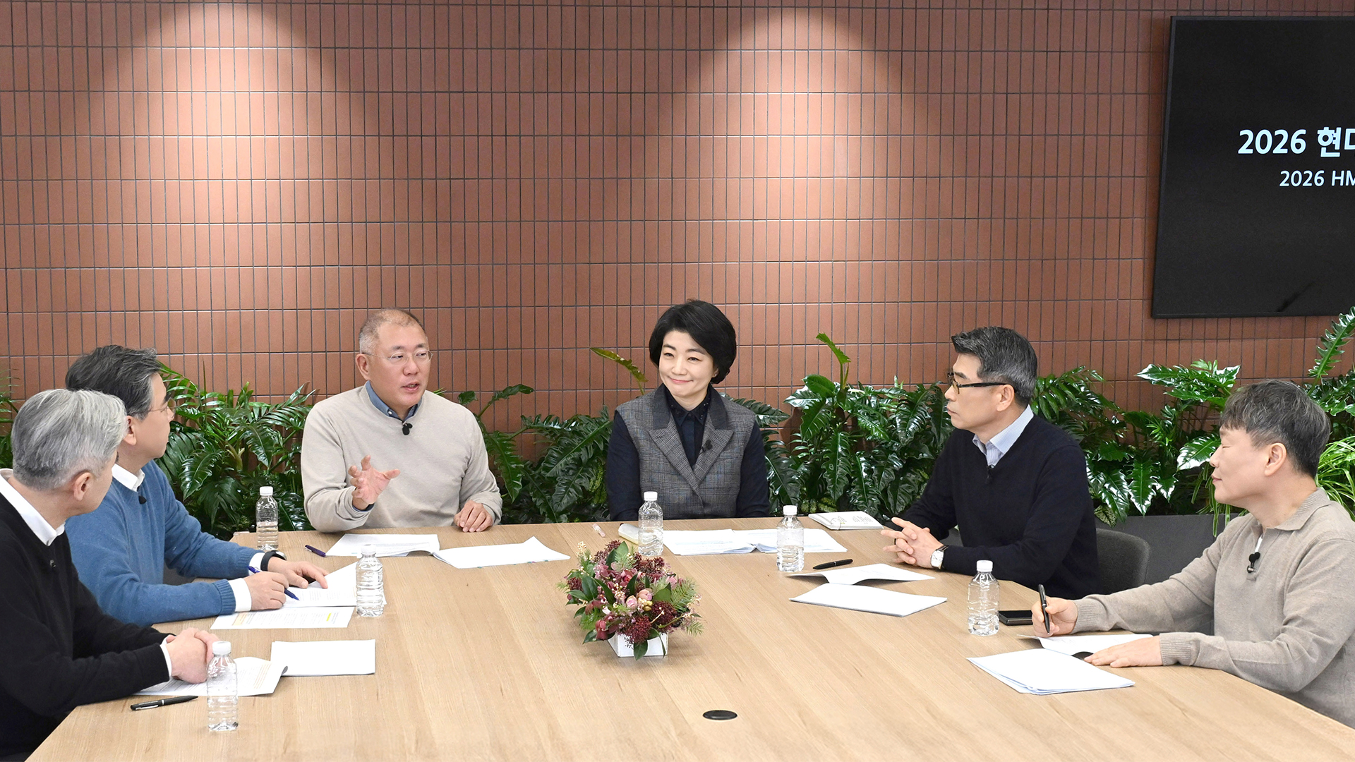 현대차그룹 2026년 신년회에서 그룹 임직원들에게 AI의 중요성 및 그룹의 강점, AI 기술 내재화 필요성을 강조하고 있는 정의선 회장. 사진 좌로부터 현대차그룹 성 김 사장, 현대차그룹 장재훈 부회장, 현대차그룹 정의선 회장, 현대차그룹 김혜인 부사장, 기아 송호성 사장, 현대모비스 이규석 사장