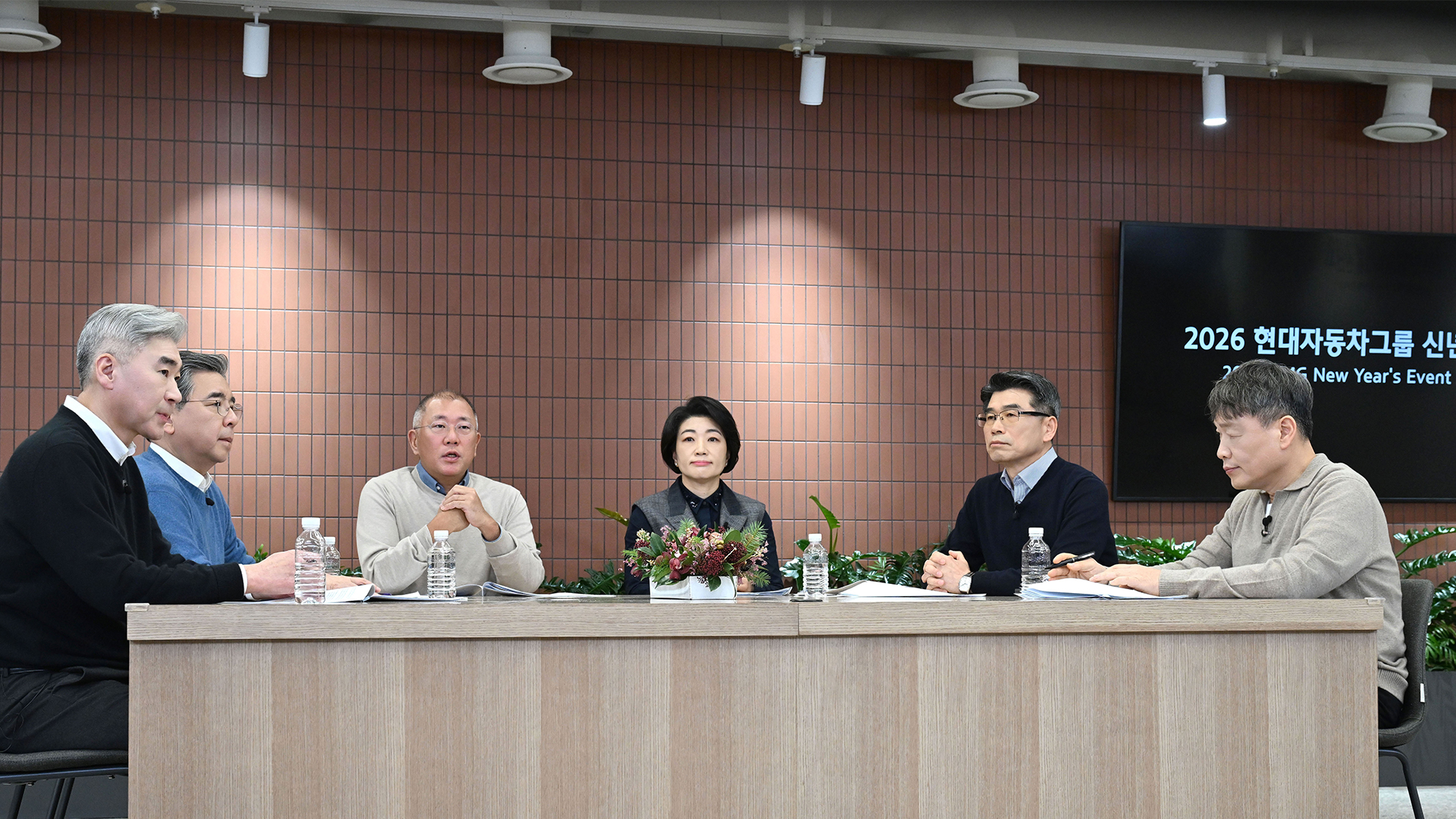 현대차그룹 2026년 신년회에서 그룹 임직원들에게 새해 메시지를 전하고 있는 정의선 회장. 사진 좌로부터 현대차그룹 성 김 사장, 현대차그룹 장재훈 부회장, 현대차그룹 정의선 회장, 현대차그룹 김혜인 부사장, 기아 송호성 사장, 현대모비스 이규석 사장
