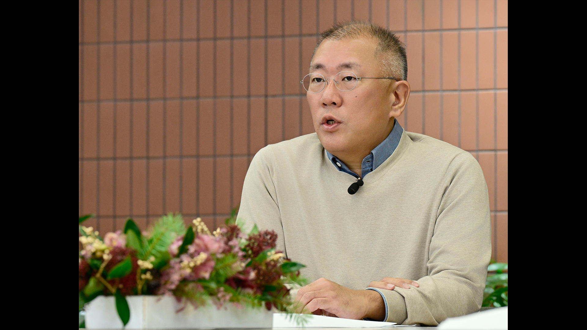 현대차그룹 2026년 신년회에서 그룹 임직원들에게 새해 메시지를 전하고 있는 정의선 회장-1