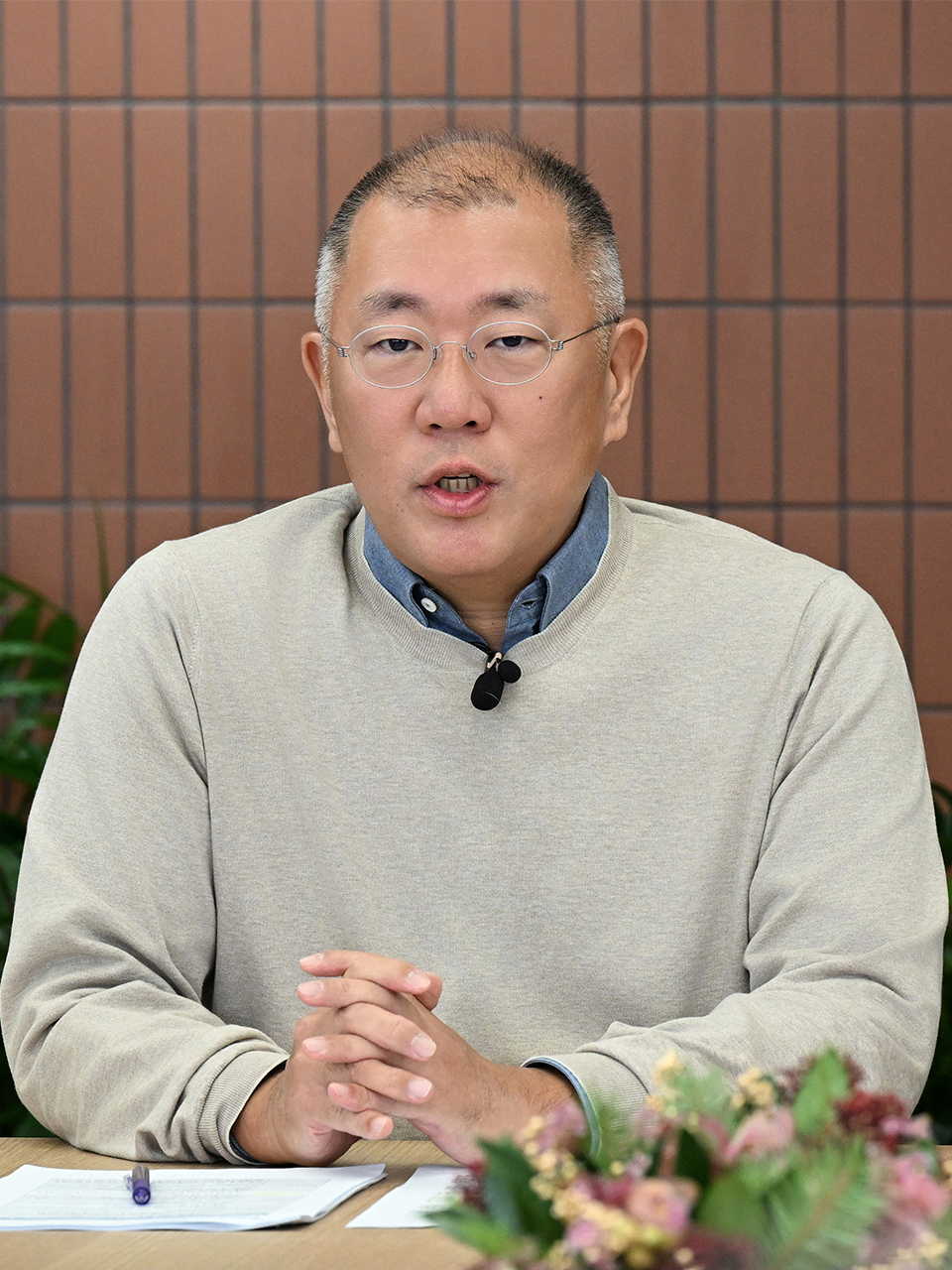 현대차그룹 2025년 신년회에서 그룹 임직원들에게 새해 메시지를 전하고 있는 정의선 회장.-2