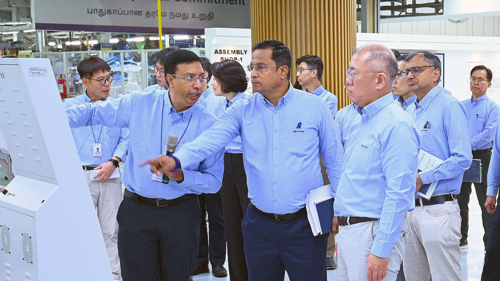 현대차그룹 정의선 회장이 현대차 인도 첸나이공장 임직원들과 함께 생산 라인을 점검하고 있다.-3