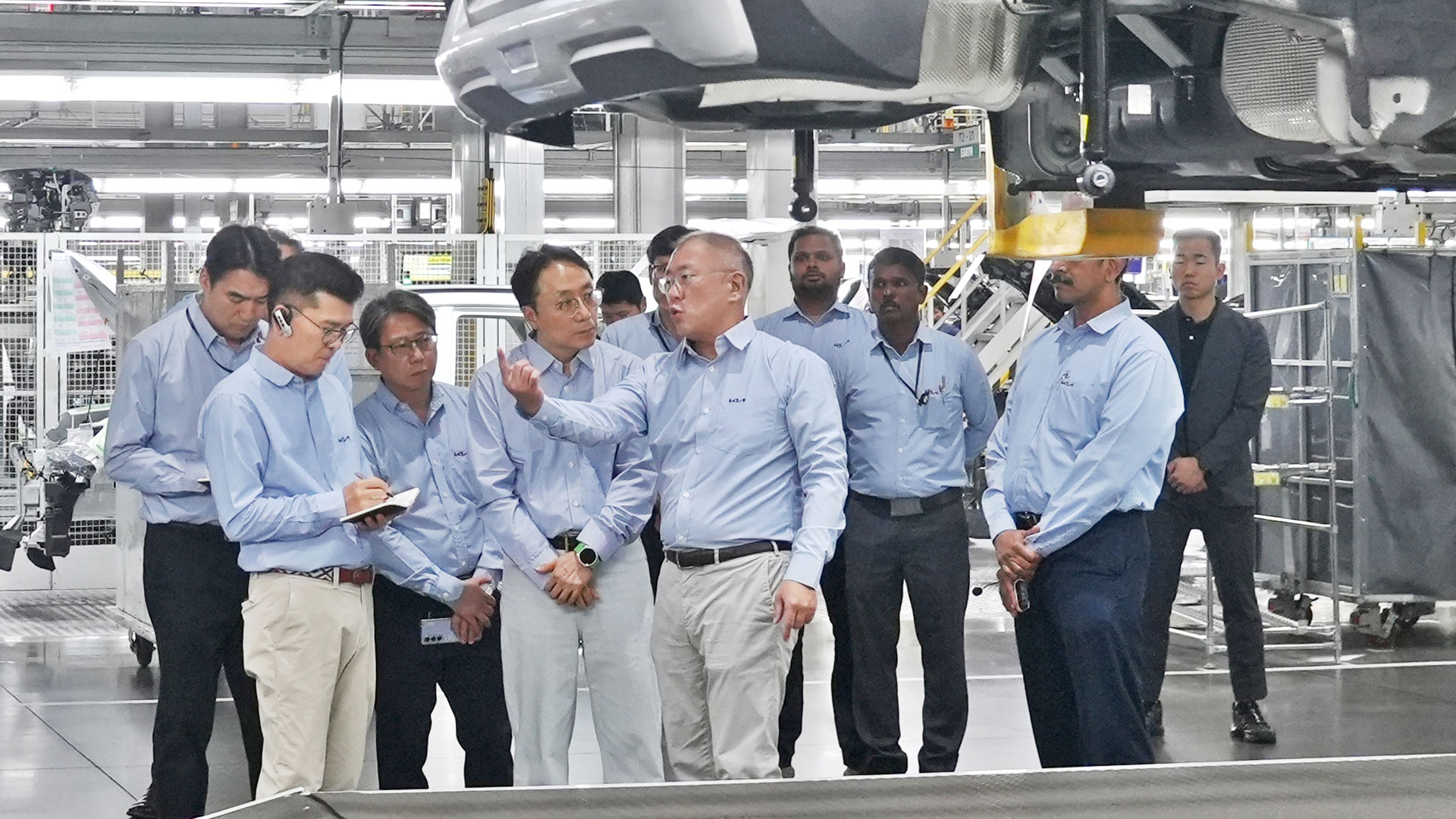 현대차그룹 정의선 회장이 기아 인도 아난타푸르공장 임직원들과 함께 생산 라인을 점검하고 있다.