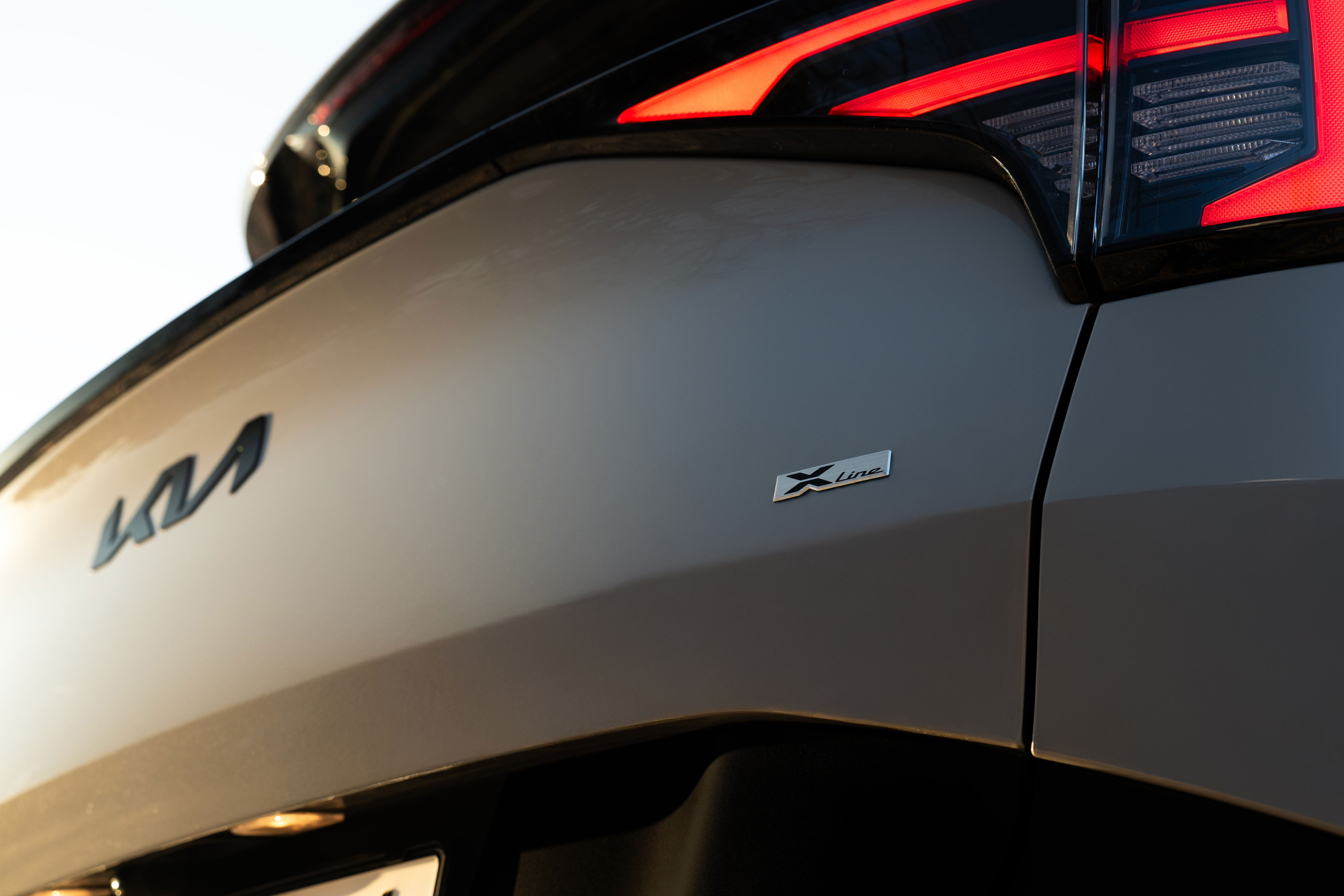 As the sun sets, the Kia Sportage stands out with a confident presence. A refined drive that brings the day to a close in unmistakable style. (5)