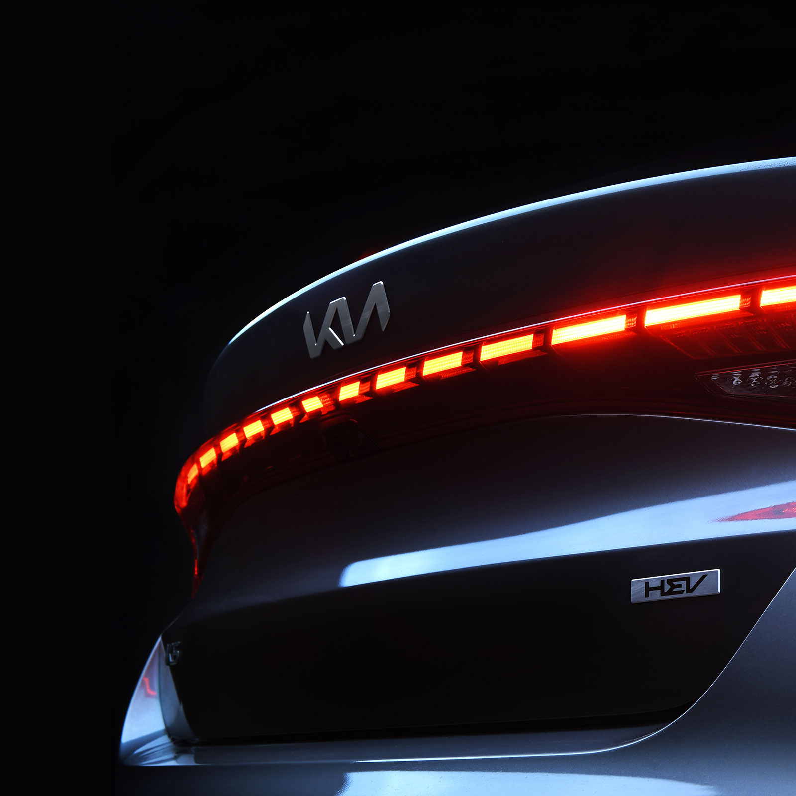 Marvel at the sleek and refined design of the Kia K5 hybrid (2)