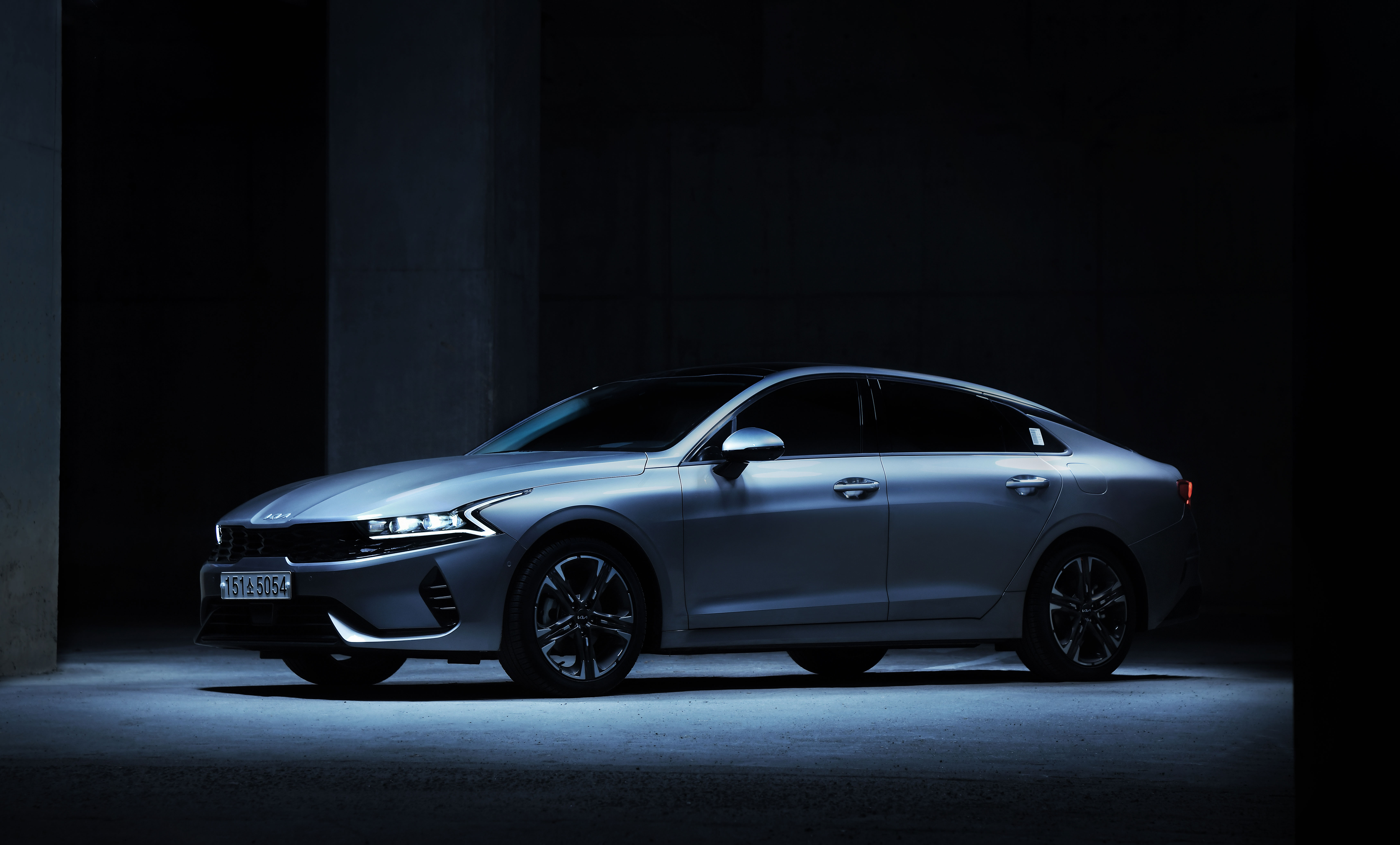 Marvel at the sleek and refined design of the Kia K5 hybrid (5)
