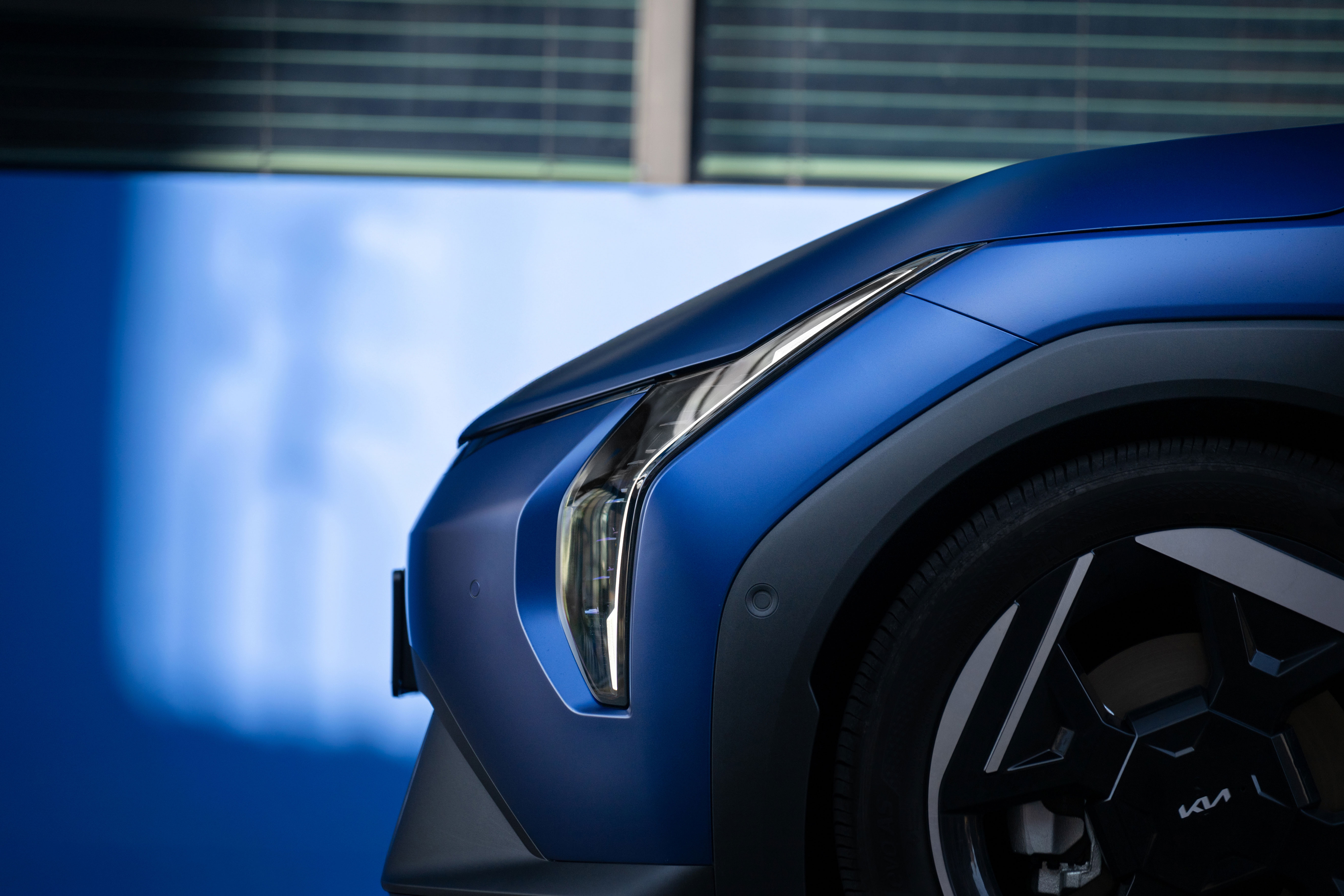 The Kia EV4 moves naturally through everyday moments (3)