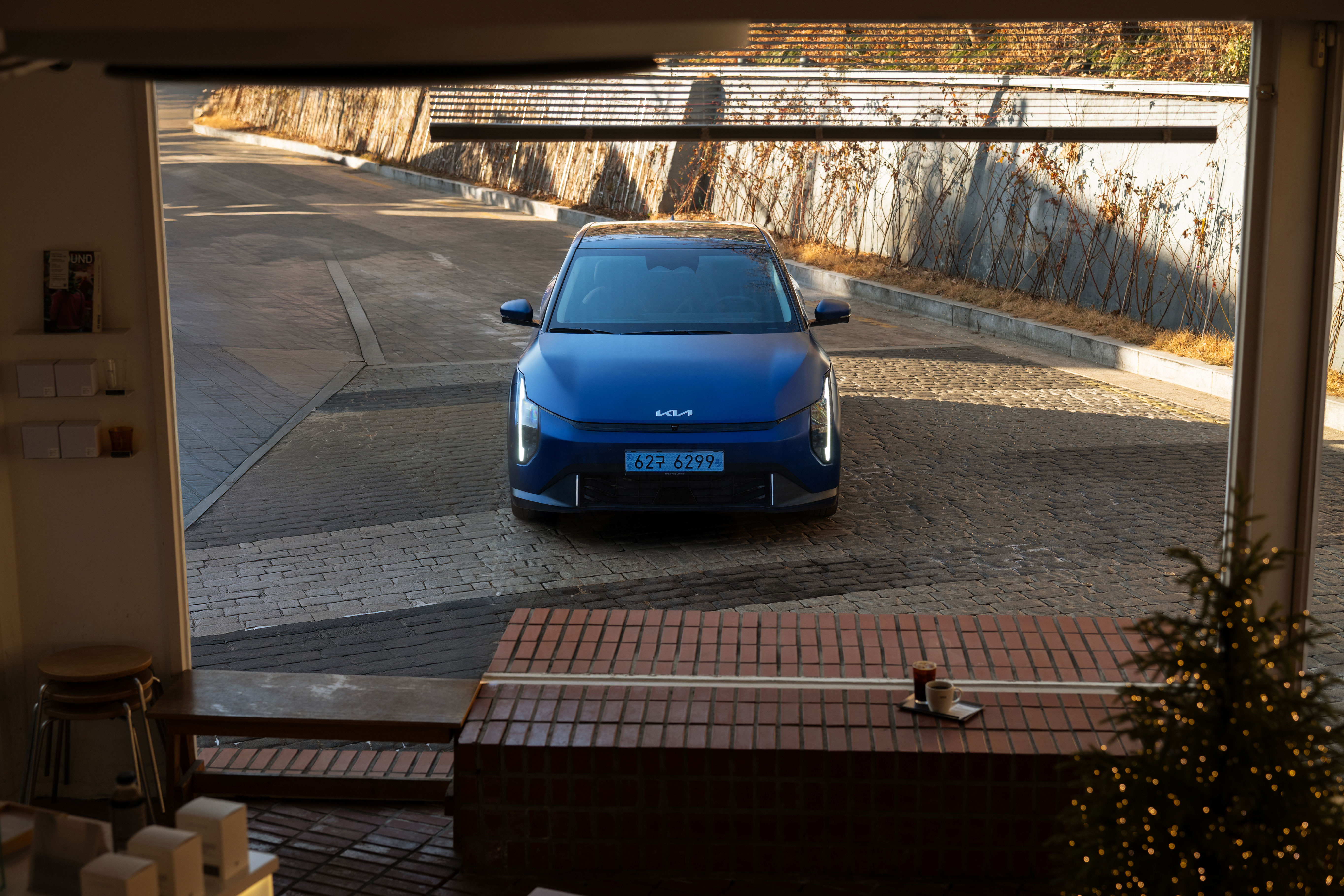 The Kia EV4 moves naturally through everyday moments (5)