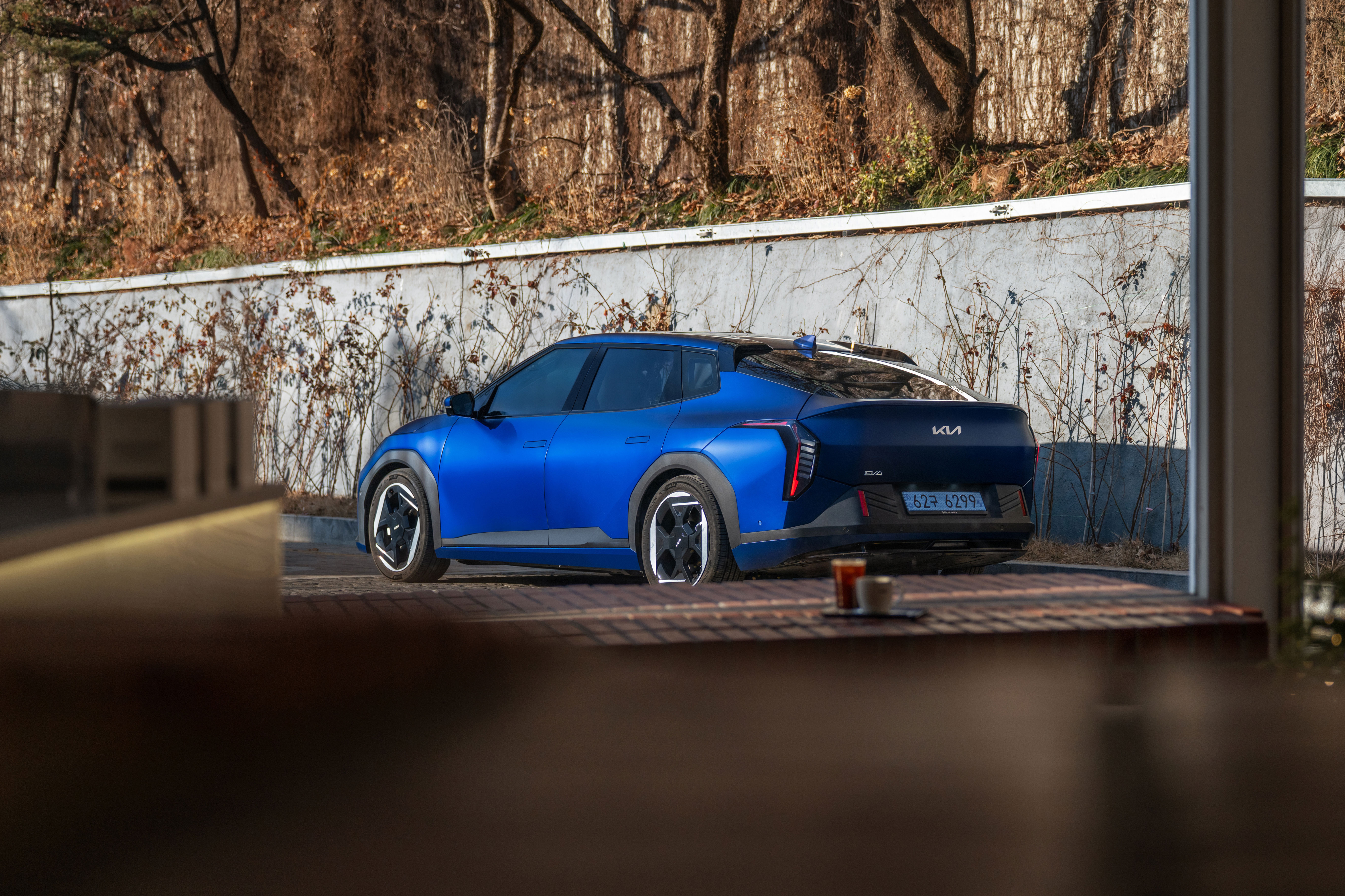 The Kia EV4 moves naturally through everyday moments (6)