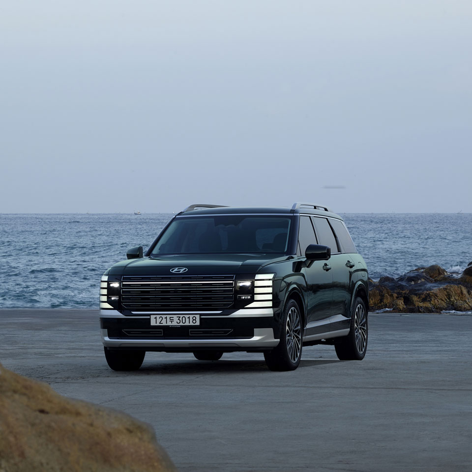 The all-new PALISADE Hybrid settles naturally into coastal moments - th