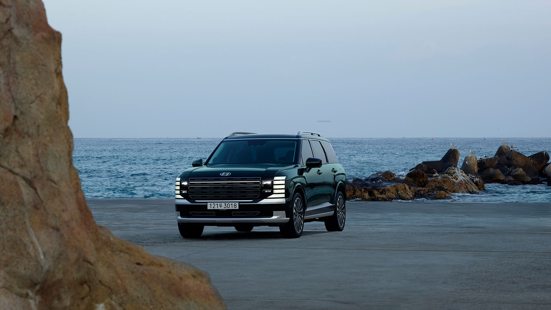 The all-new PALISADE Hybrid settles naturally into coastal moments (1)