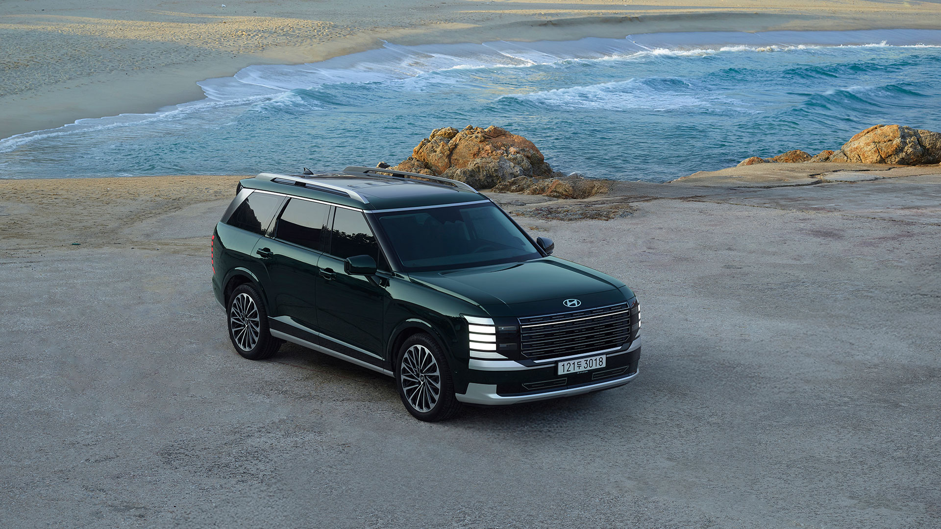 The all-new PALISADE Hybrid settles naturally into coastal moments (2)