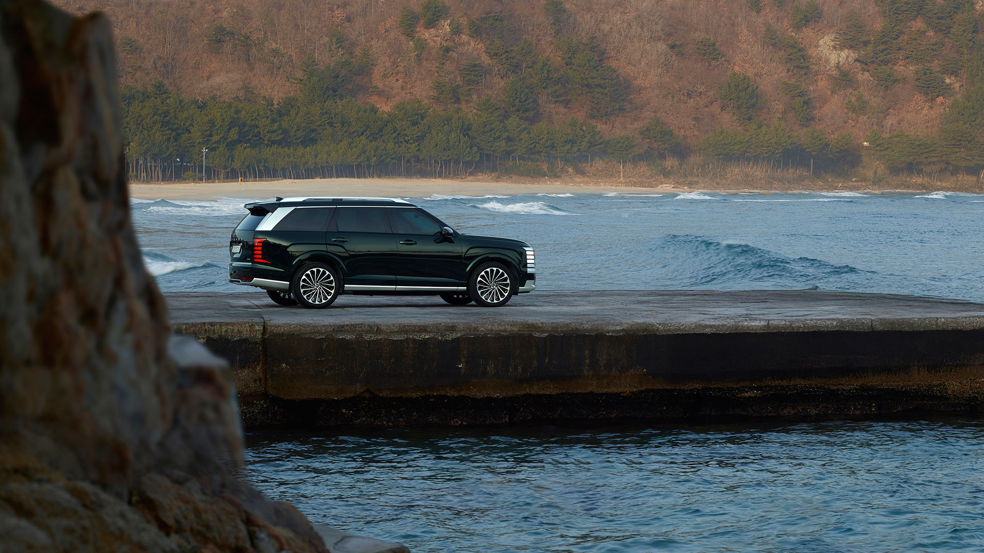 The all-new PALISADE Hybrid settles naturally into coastal moments (4)