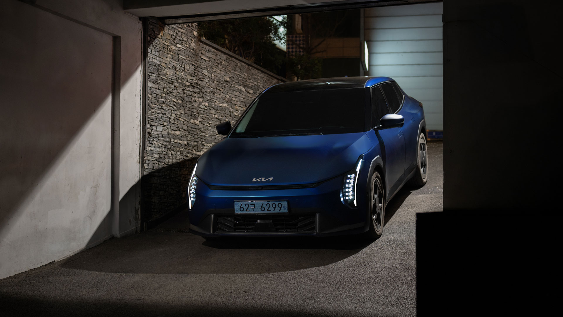 The Kia EV4 fits effortlessly into the night - main