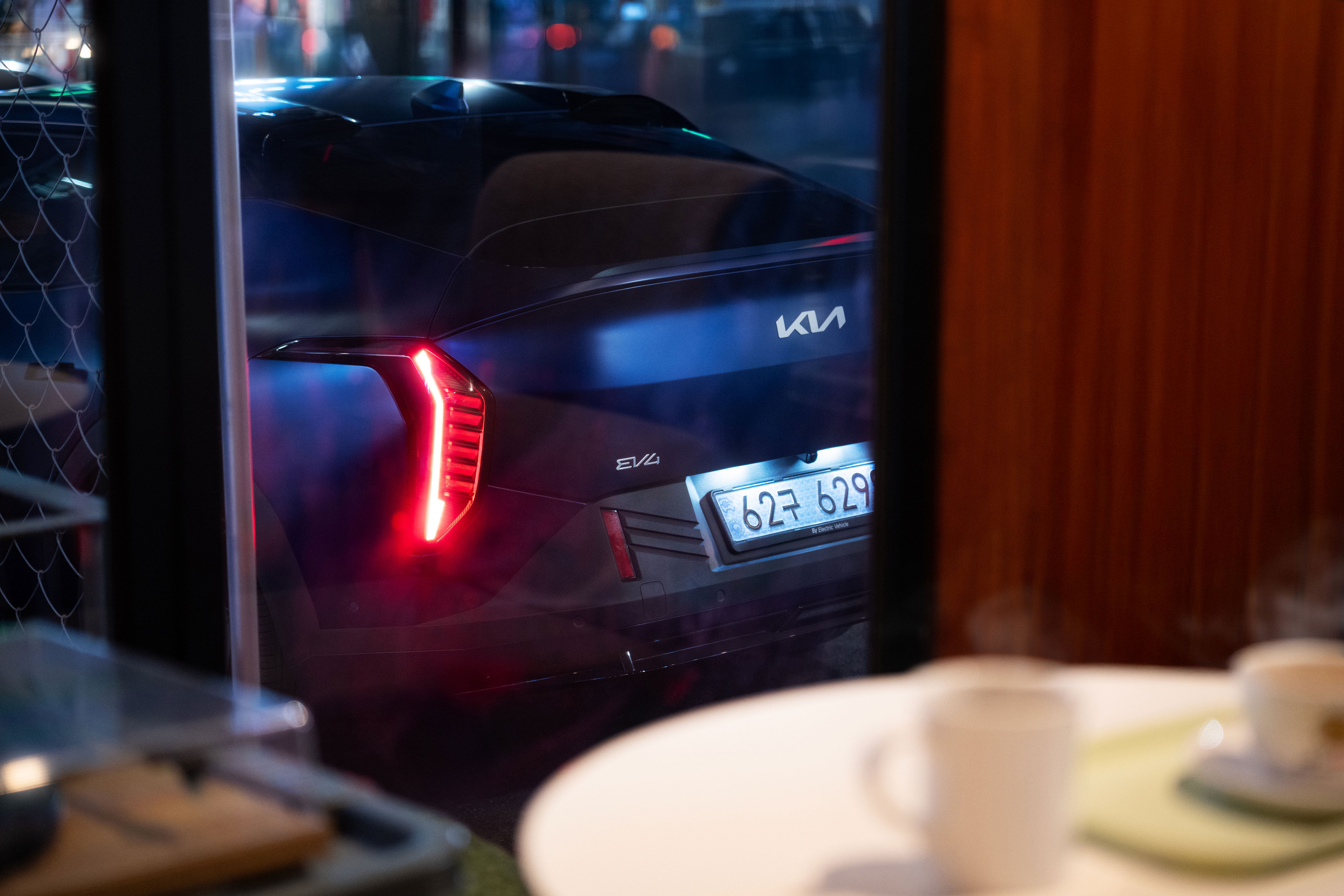 The Kia EV4 fits effortlessly into the night (3)