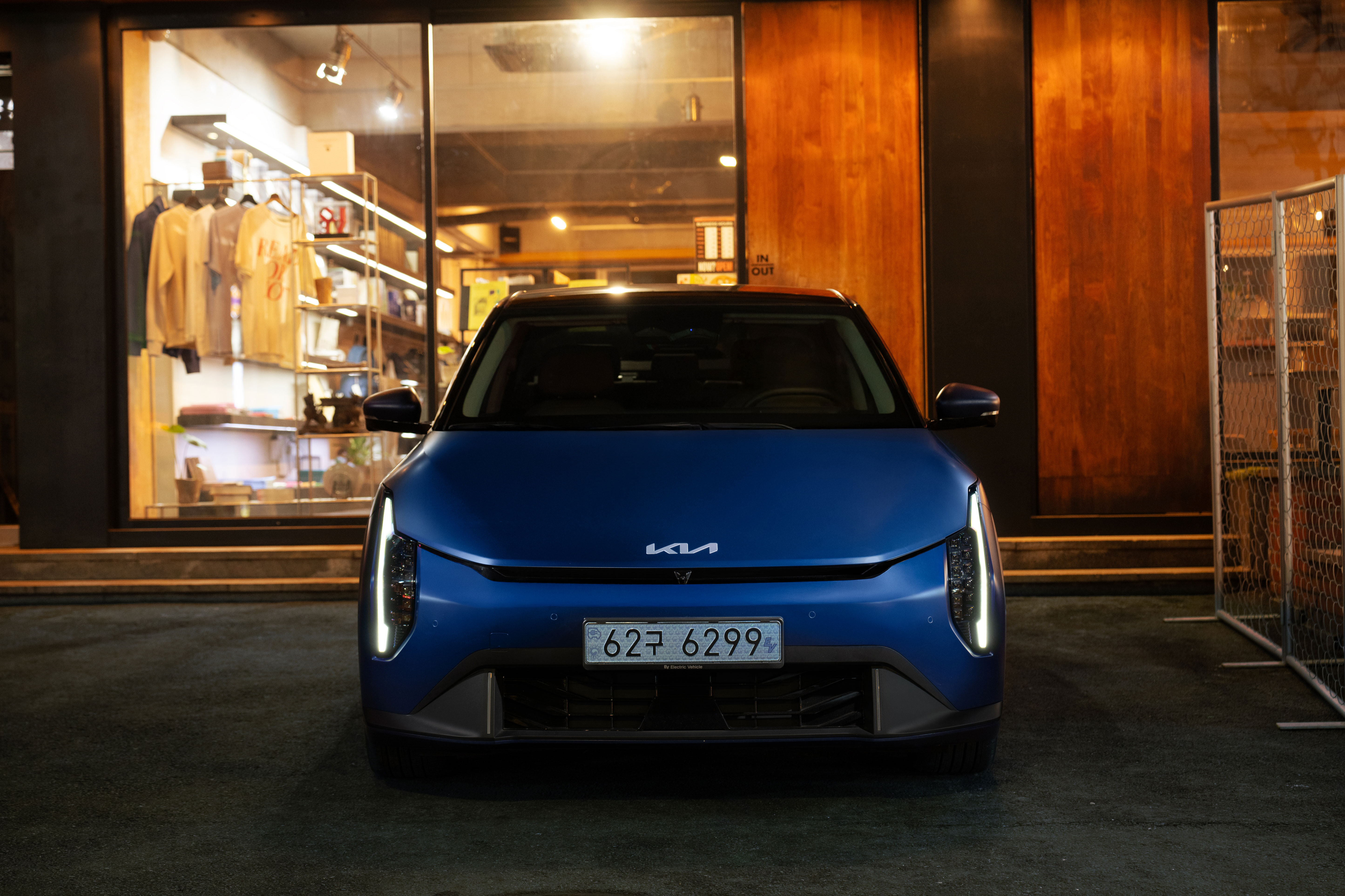 The Kia EV4 fits effortlessly into the night (4)