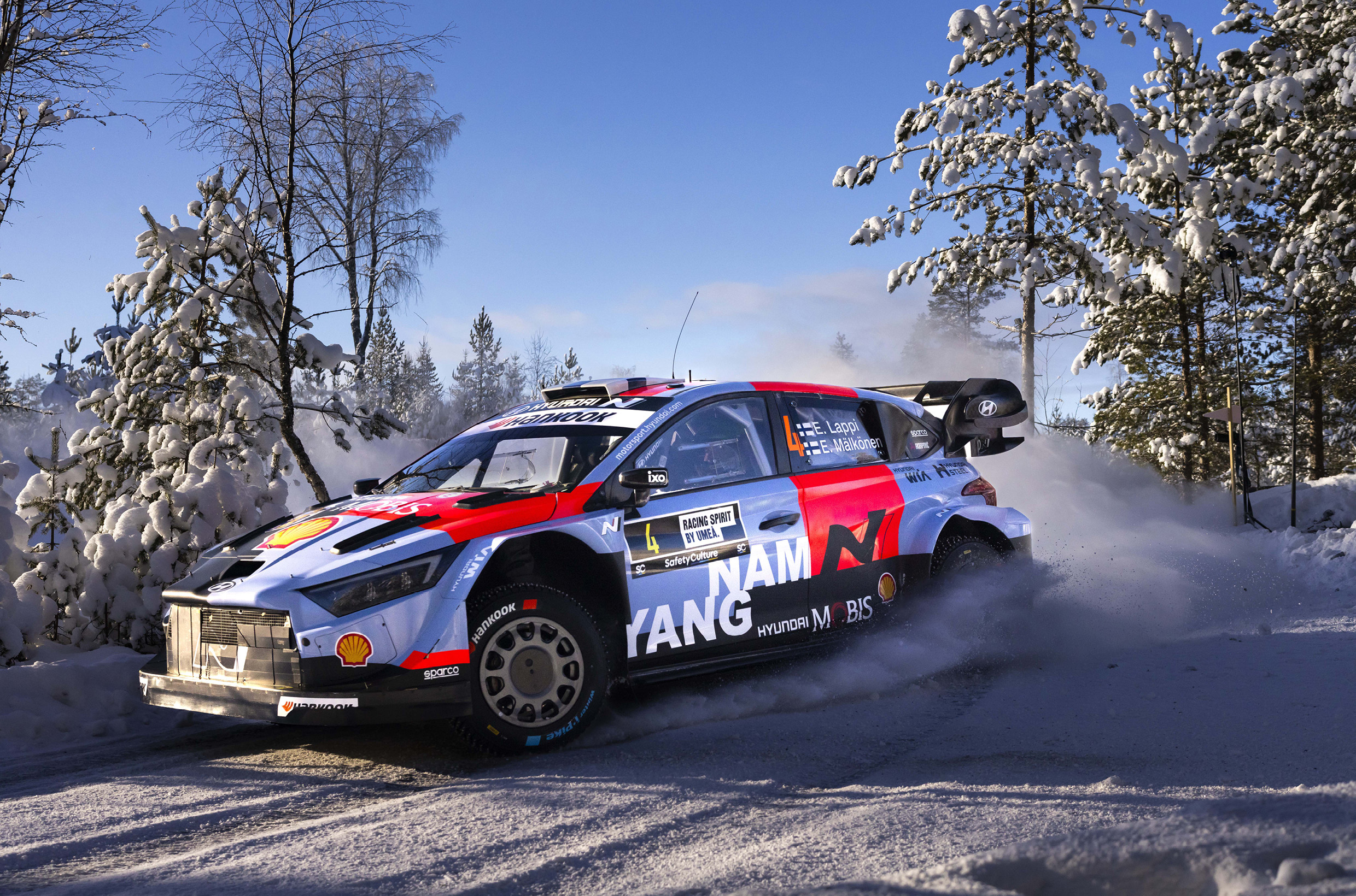 현대 i20 N 랠리1이 눈길을 질주하는 모습