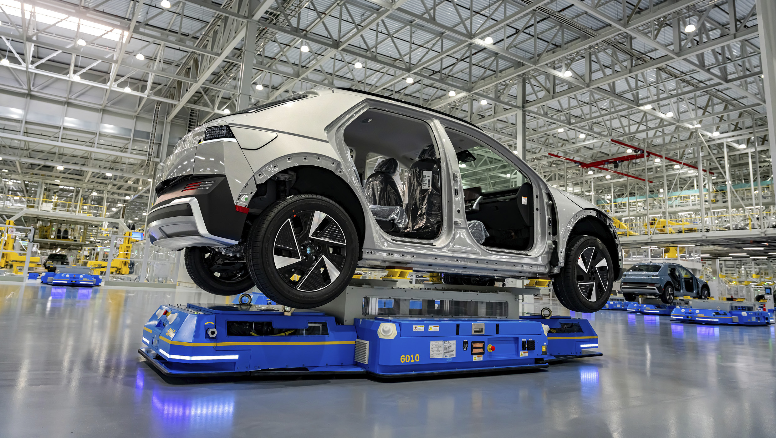 현대위아 자율주행 물류 로봇이 차를 옮기는 모습