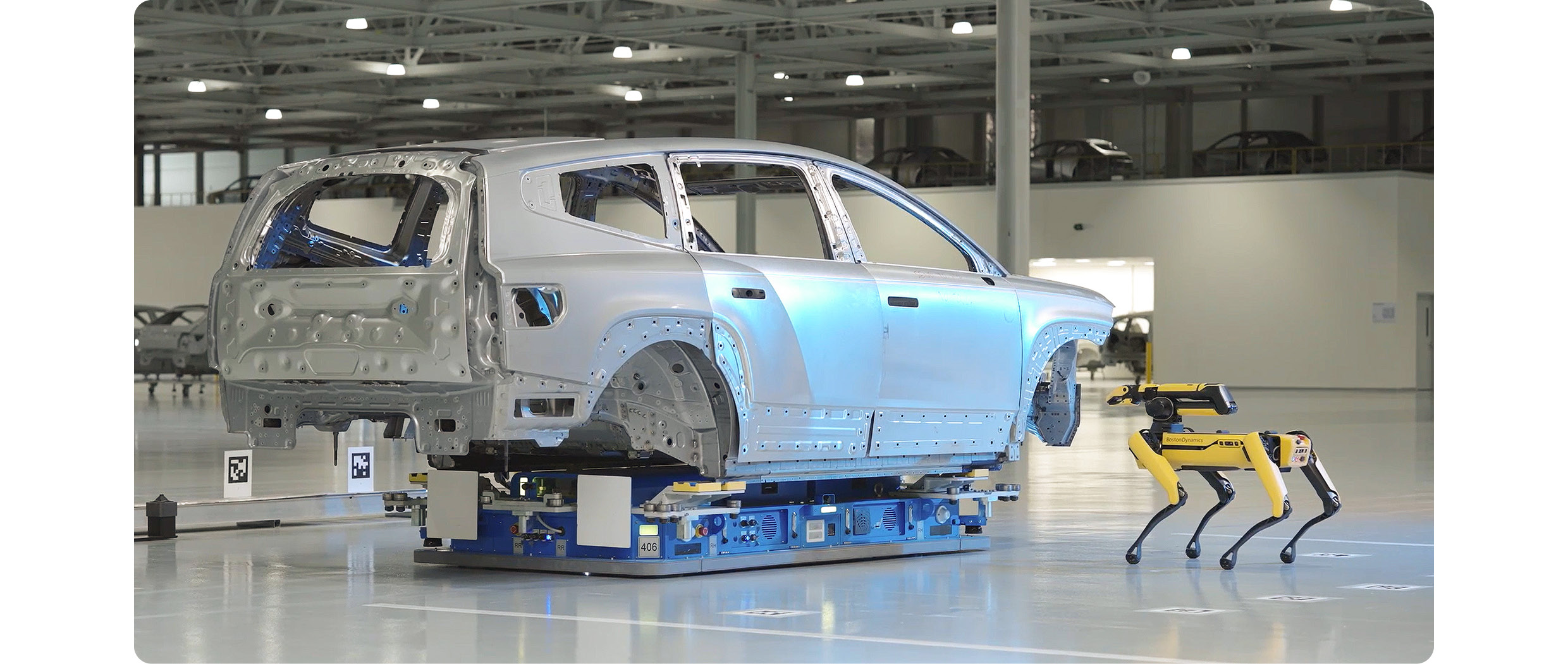 보스턴다이나믹스 스팟이 조립 중인 차를 검사하는 모습