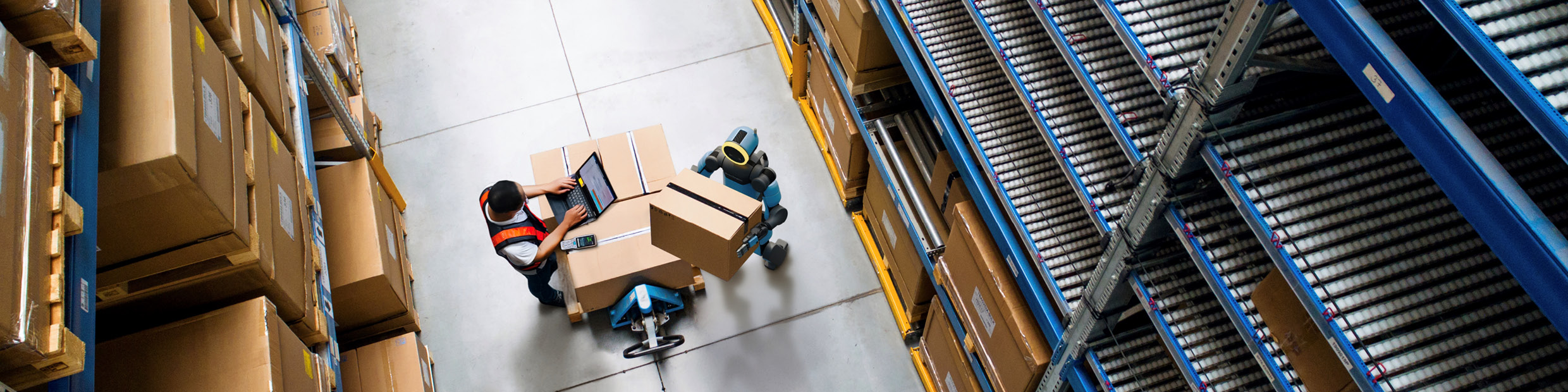 보스턴다이나믹스 아틀라스가 공장 내에서 작업 중인 모습