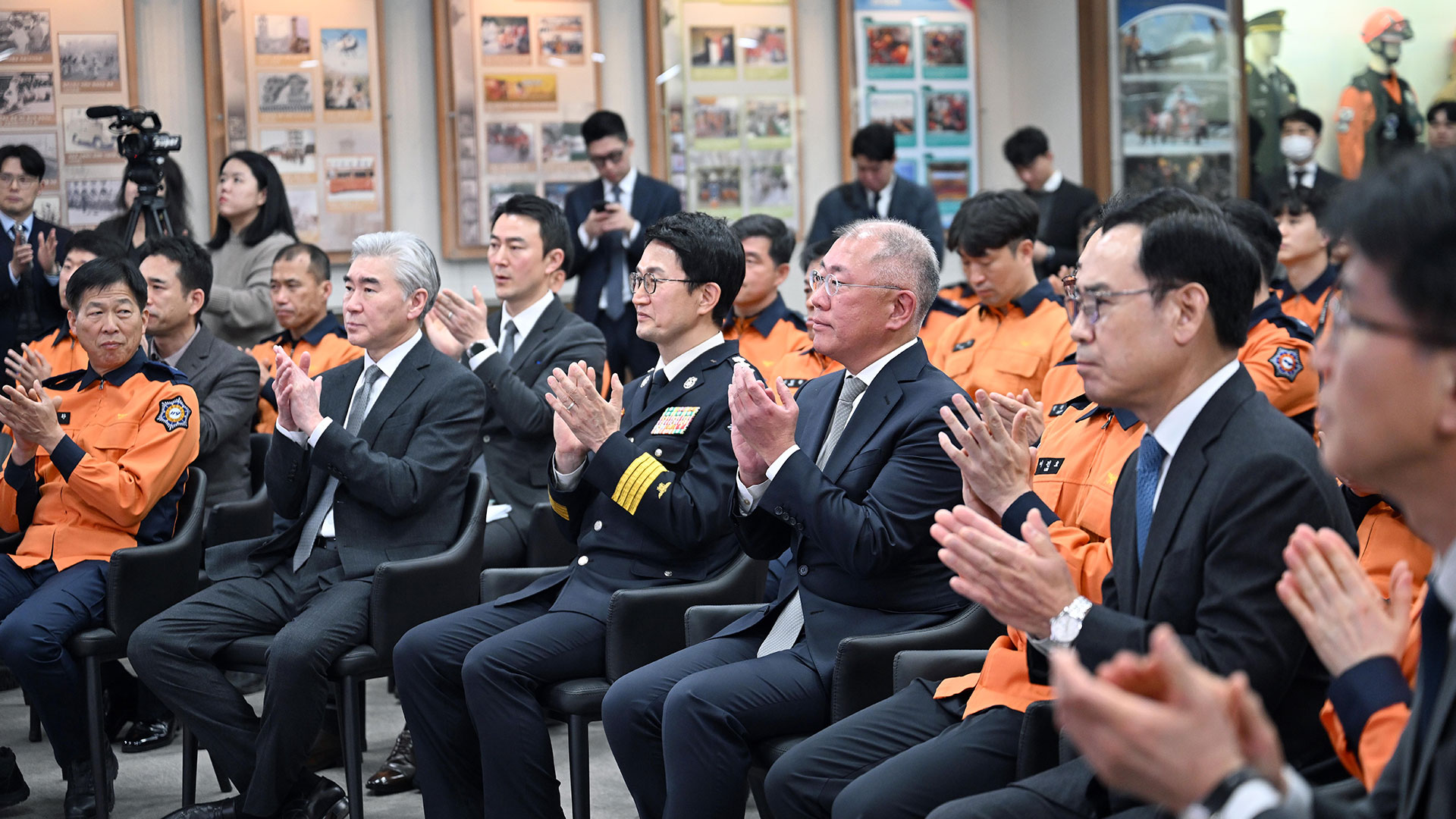 (왼쪽 두번째부터) 현대차그룹 성 김 사장, 소방청 김승룡 소방청장 직무대행, 현대차그룹 정의선 회장 등 주요 참석자들이 기증 행사에 참석한 모습