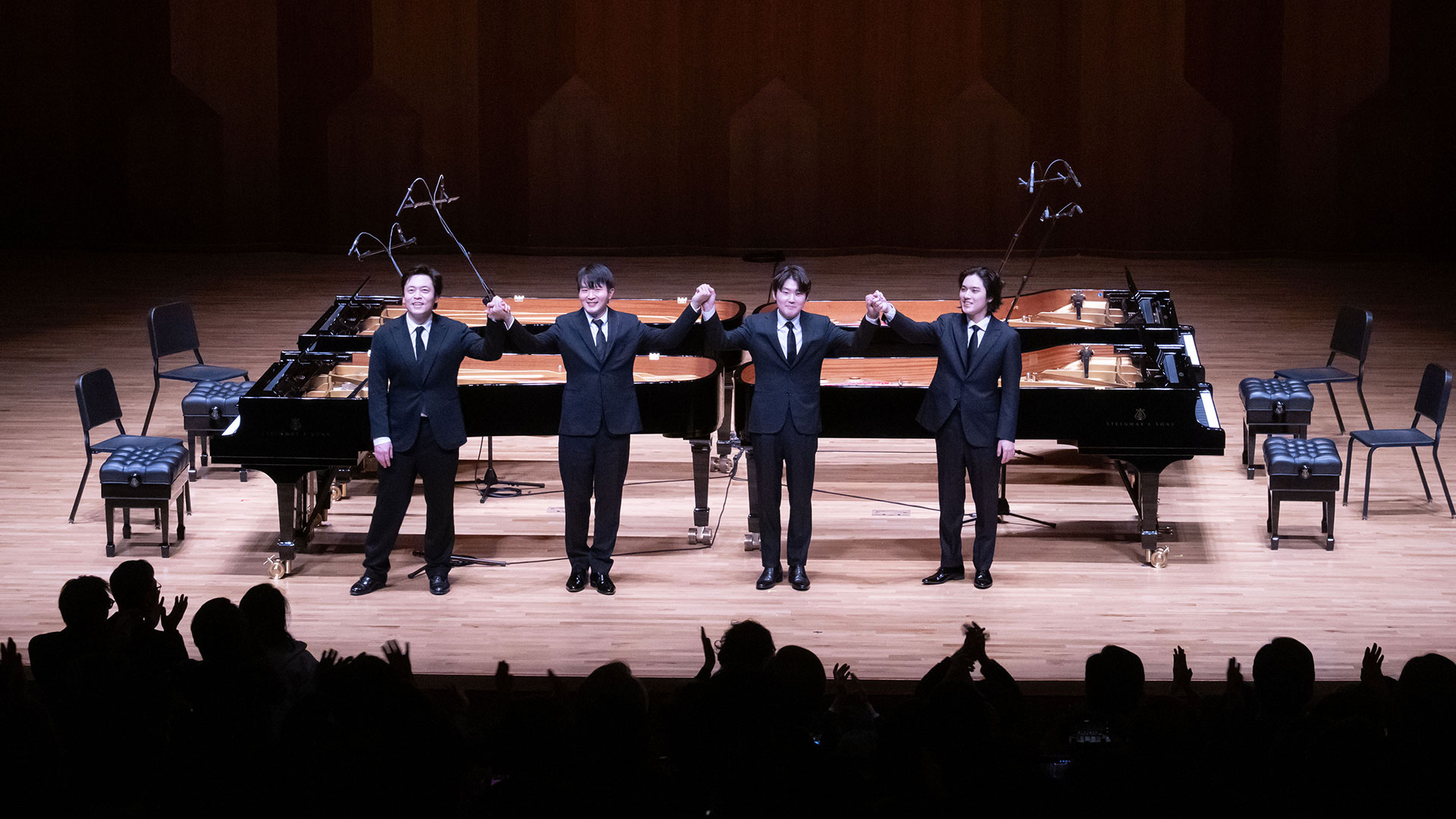 『아산 정주영 서거 25주기 추모 음악회 : 이어지는 울림』에 참여한 김선욱, 선우예권, 조성진, 임윤찬이 연주를 마치고 관객들에게 인사하고 있다.-1