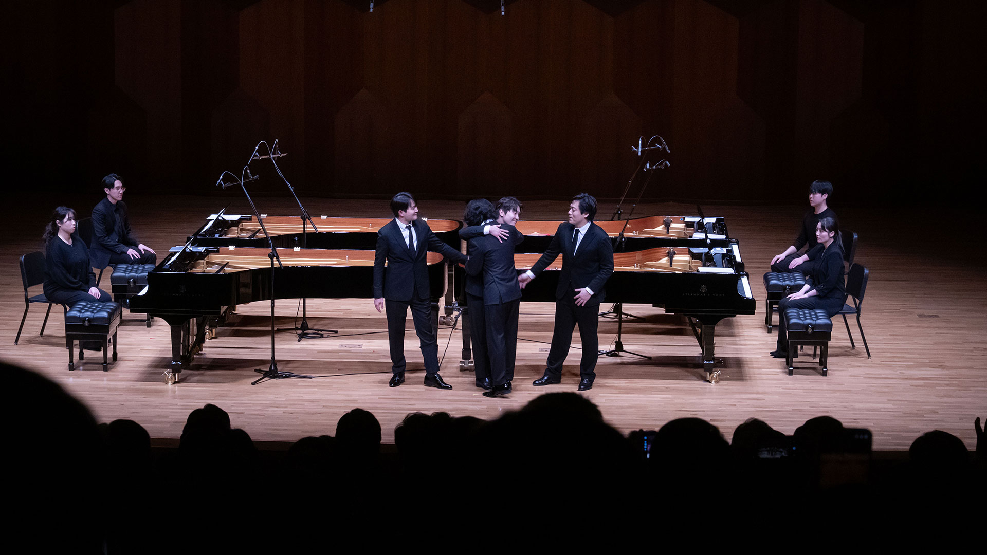 『아산 정주영 서거 25주기 추모 음악회 : 이어지는 울림』에 참여한 김선욱, 선우예권, 조성진, 임윤찬이 연주를 마치고 관객들에게 인사하고 있다.-3