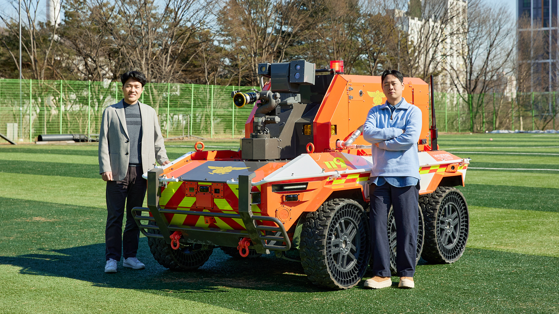 무인 소방로봇과 함께 찍은 현대로템, 현대모비스 책임연구원