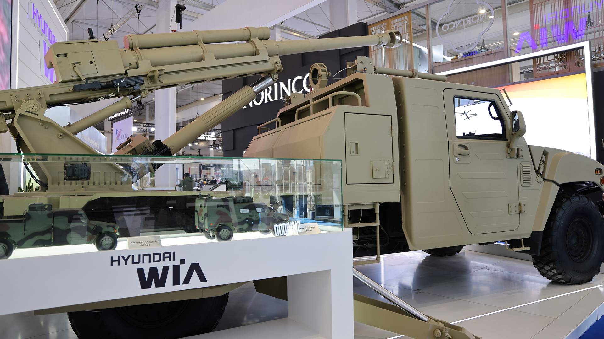 현대위아 부스 중심에 있는 자주포