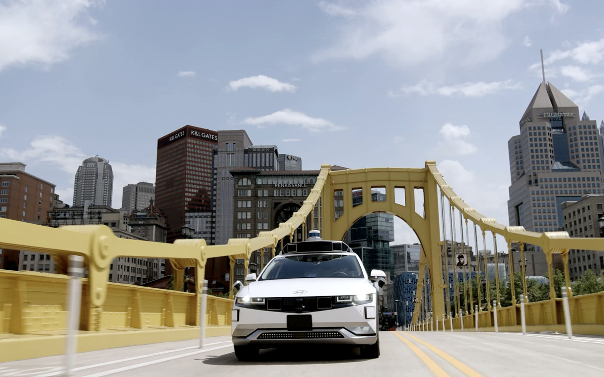 다리 위를 주행 중인 모셔널 로보택시