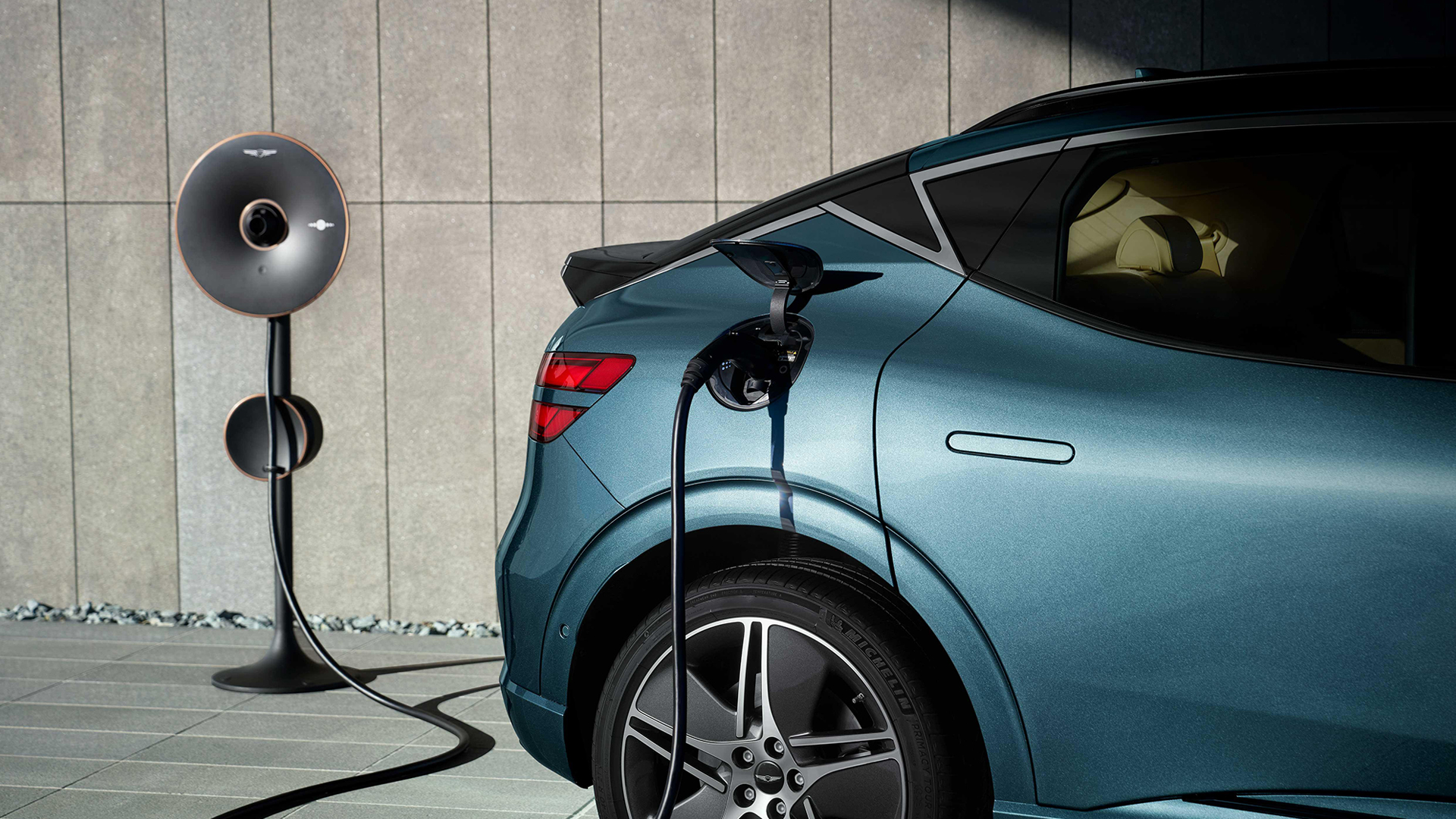 전기차 충전하는 모습