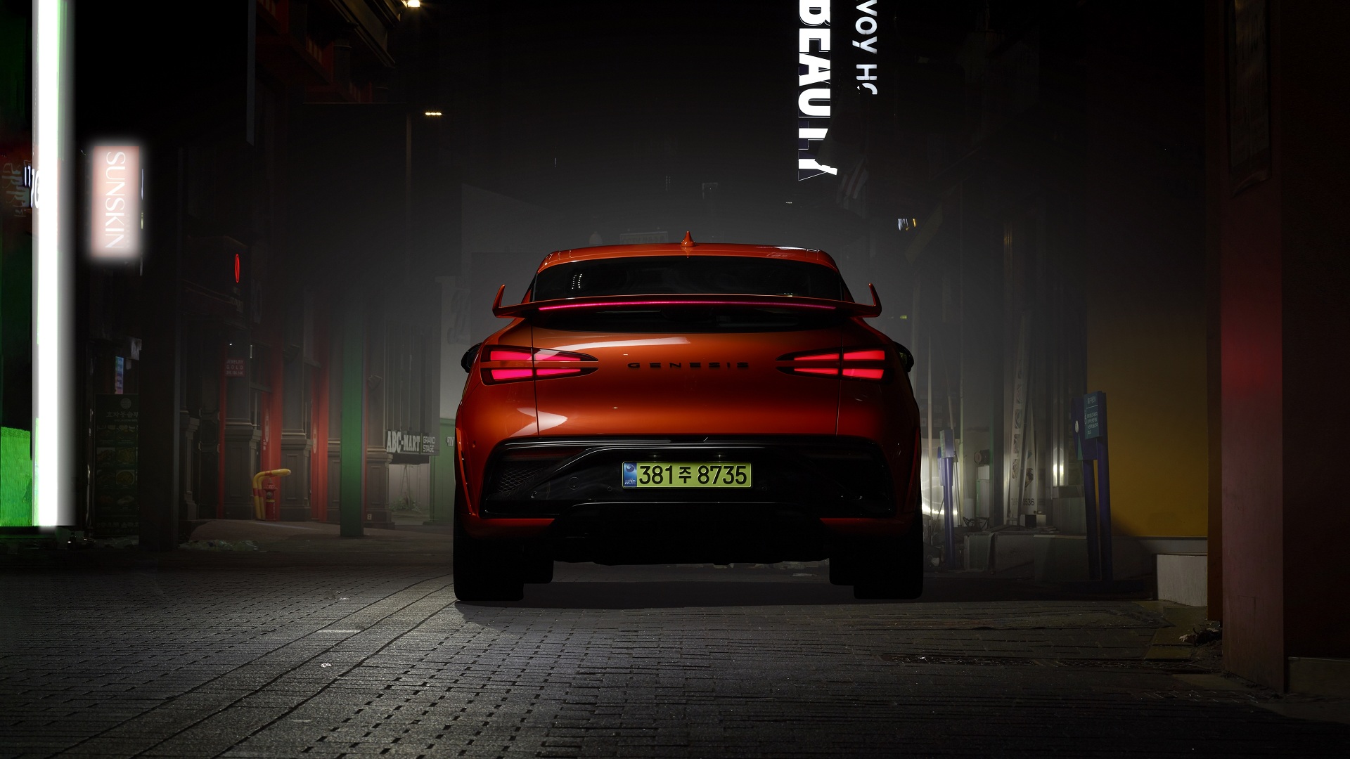 밤이 깊어질수록 더 선명해지는 제네시스 GV60 마그마의 실루엣.