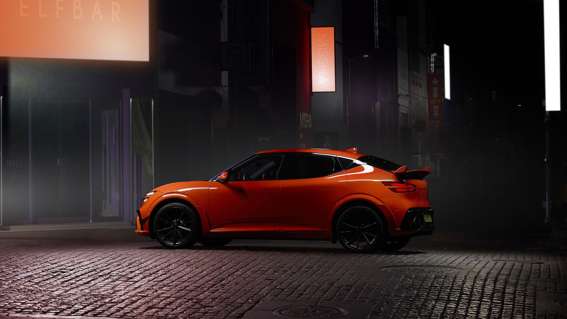 밤이 깊어질수록 더 선명해지는 제네시스 GV60 마그마의 실루엣.